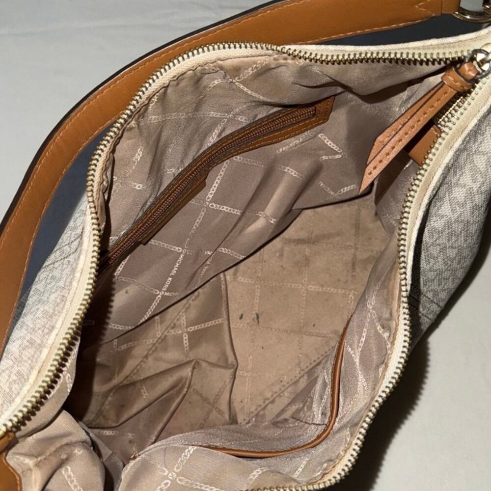 Michael Kors Sienna Large Logo Shoulder Bag in the color White/Acorn. - Picture 5 of 6
